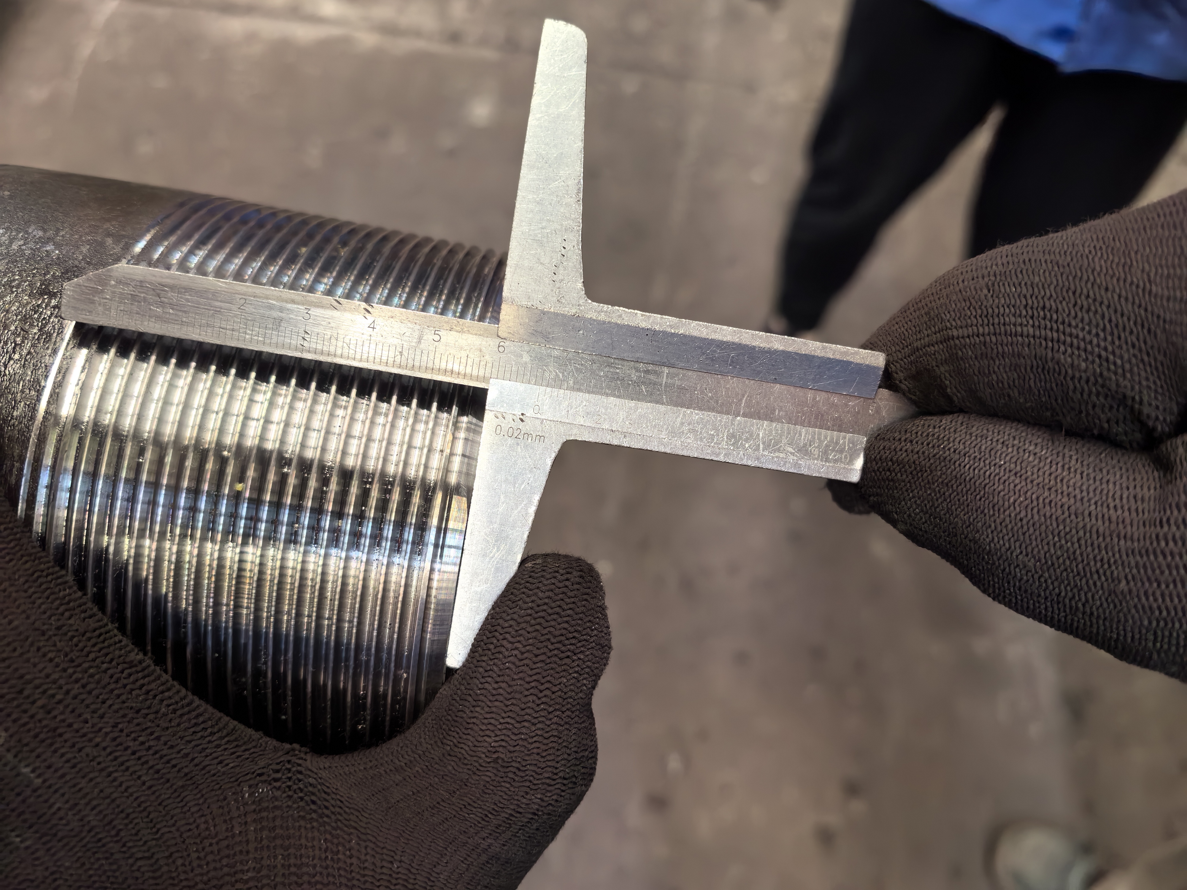 seamless‑steel‑pipe‑thread‑dimension‑measurement‑by‑caliper